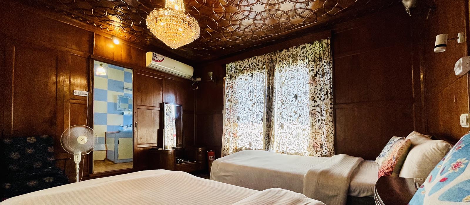 srinagar Houseboats, Houseboats in srinagar | kashmir houseboat packages