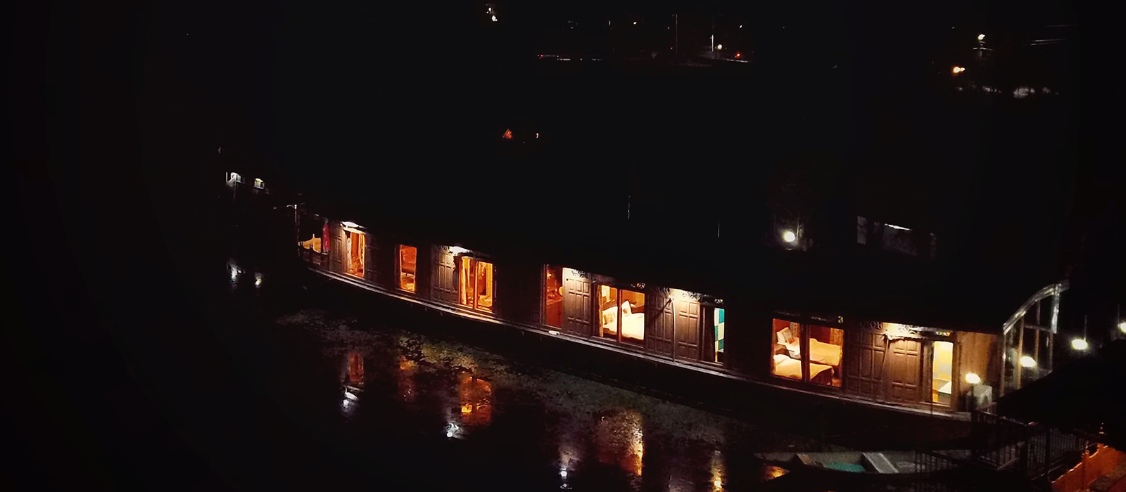 srinagar Houseboats, Houseboats in srinagar | kashmir houseboat packages