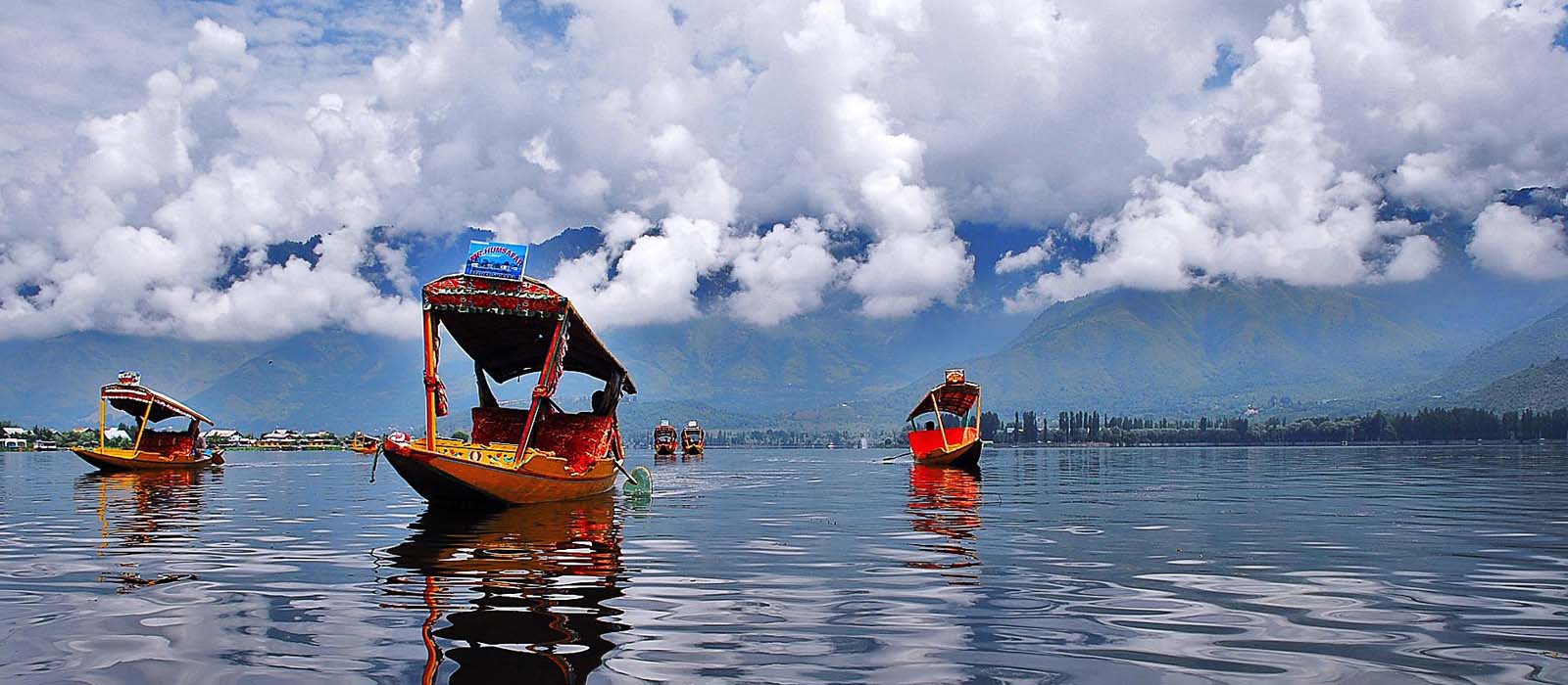 srinagar Houseboats, Houseboats in srinagar | kashmir houseboat packages