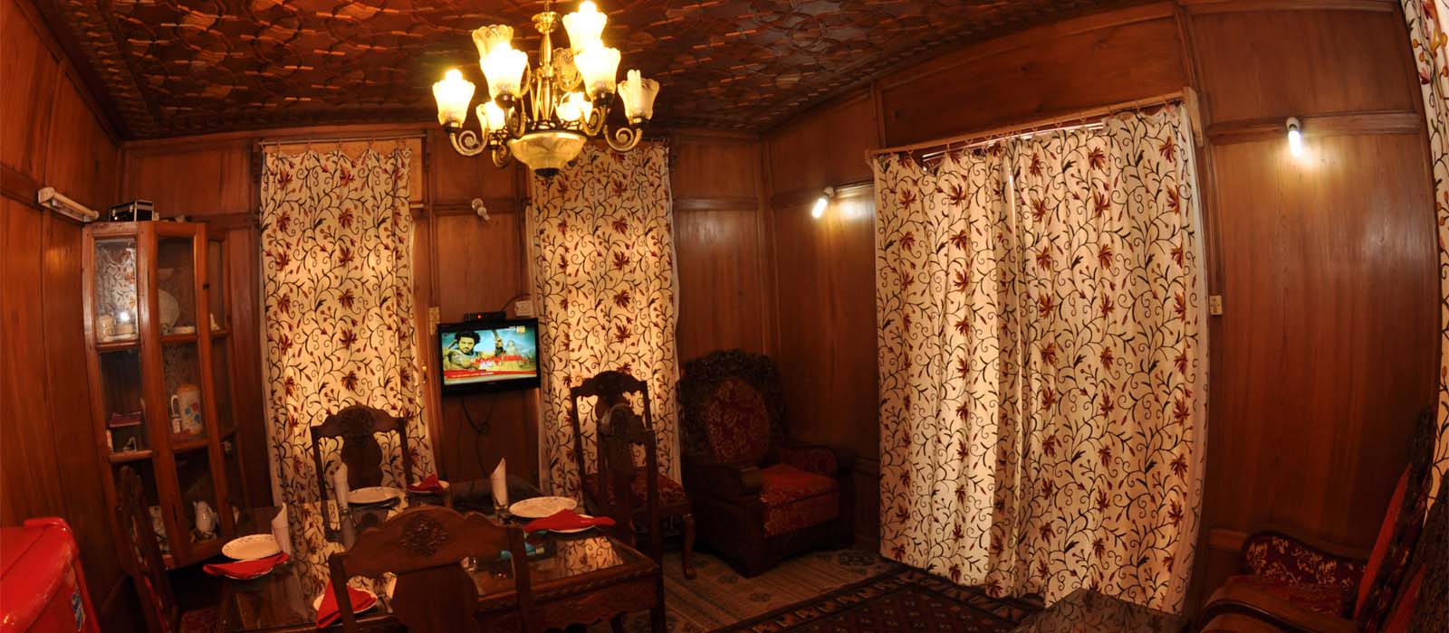 srinagar Houseboats, Houseboats in srinagar | kashmir houseboat packages