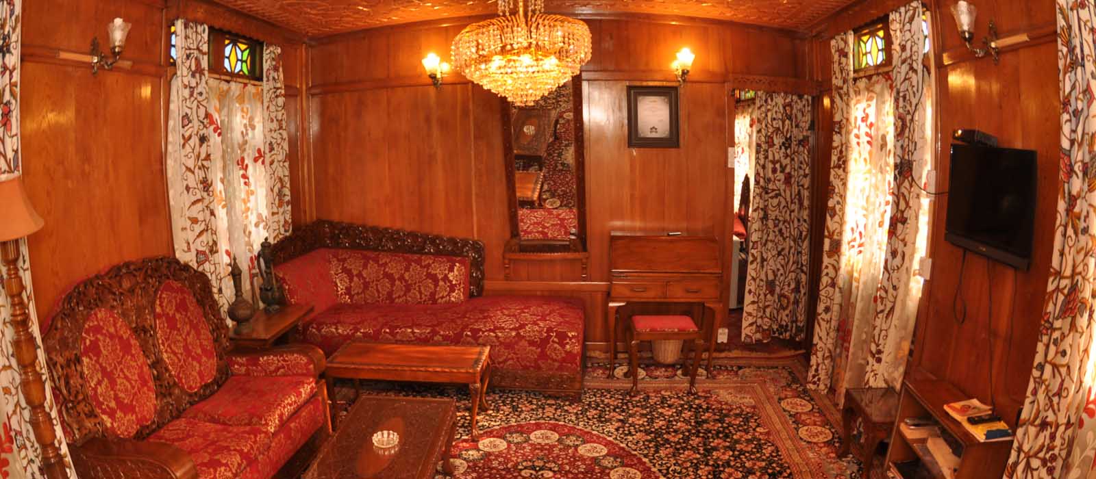 srinagar Houseboats, Houseboats in srinagar | kashmir houseboat packages