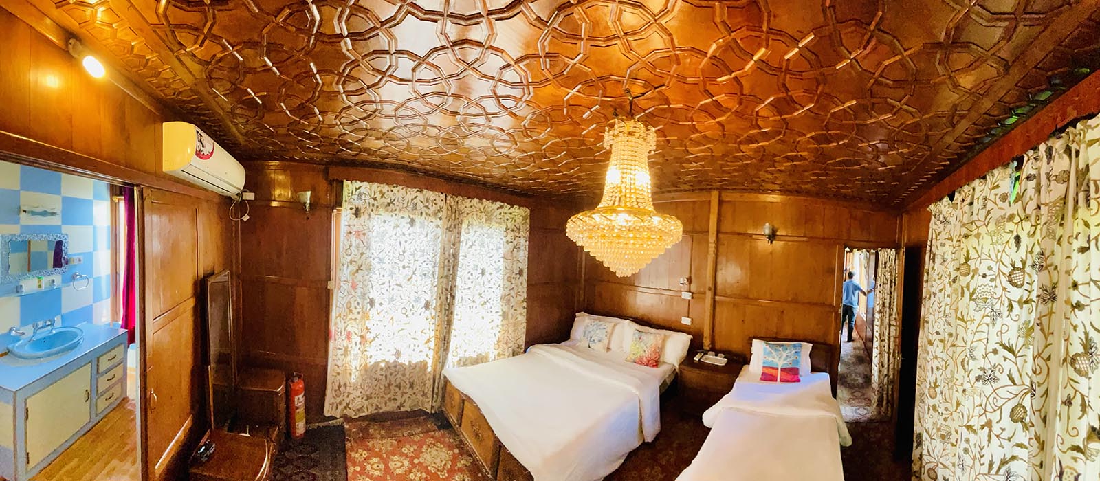srinagar Houseboats, Houseboats in srinagar | kashmir houseboat packages